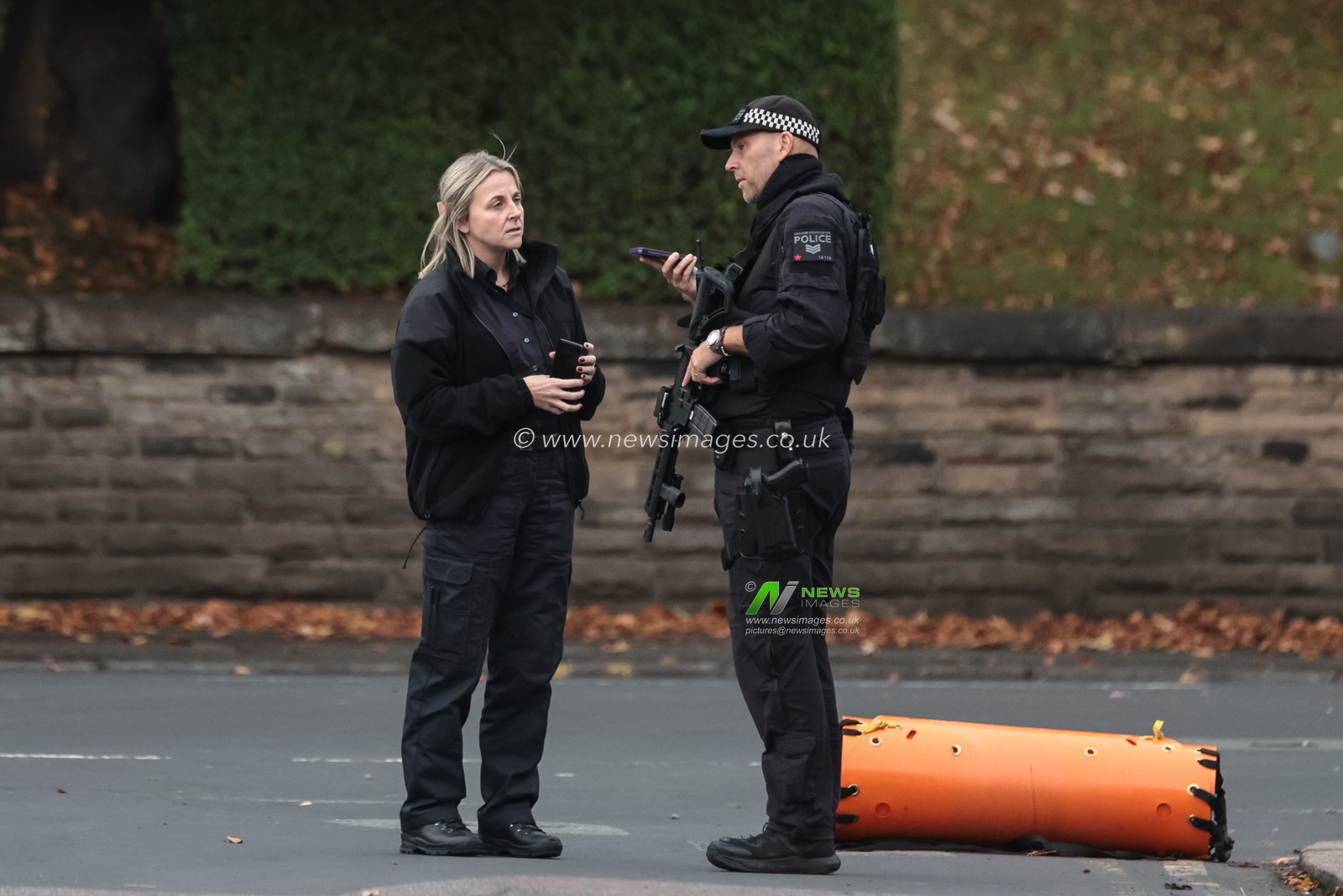 Crime scene manager speaks to a forensic police and an armed officer during the Manchester synagogue attack at Manchester Synagogue, Manchester, United Kingdom, 2nd October 2025

(Photo by Mark Cosgrove/News Images)