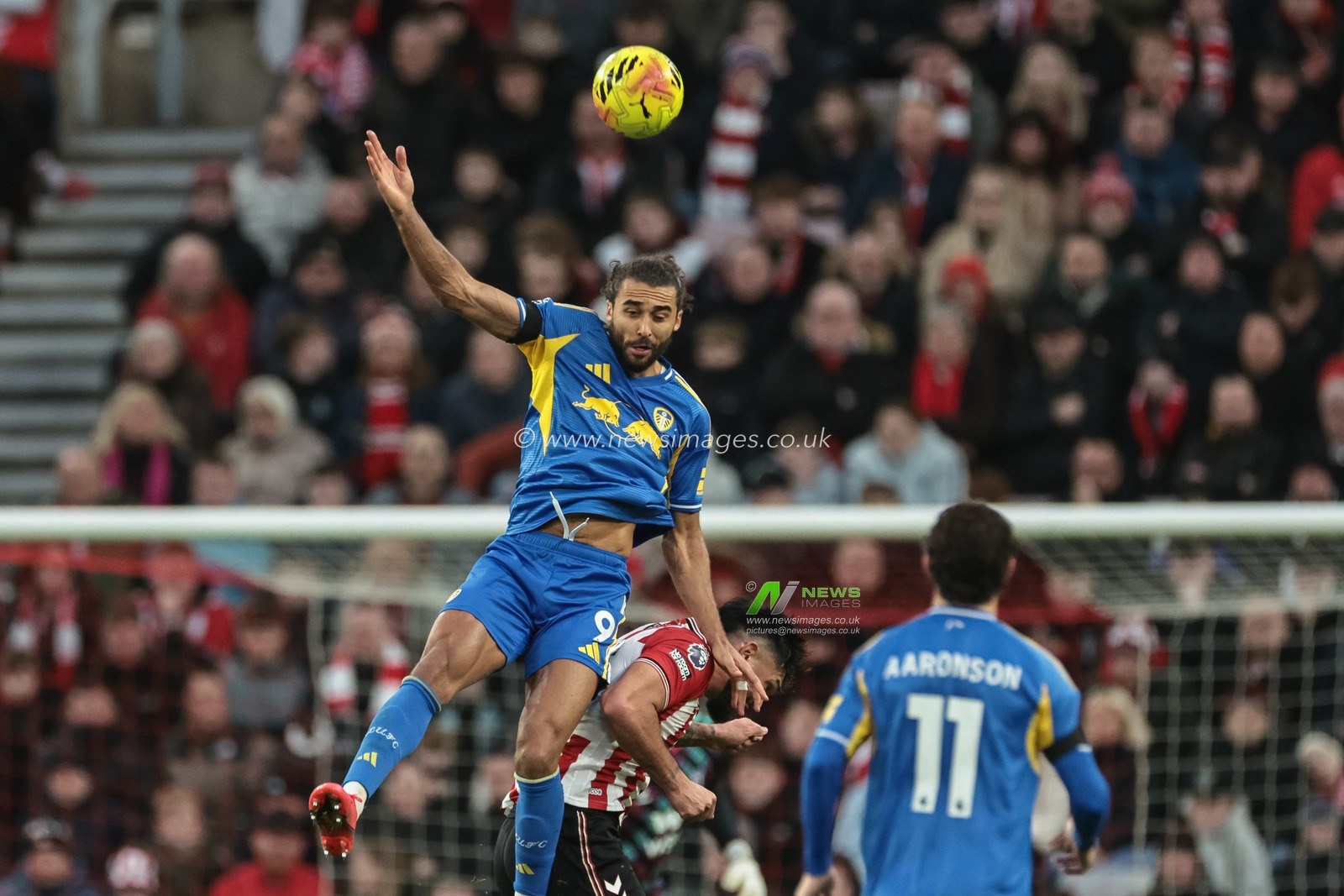 Dominic Calvert-Lewin of Leeds United jumps up to win the high ball during the Premier League match Sunderland vs Leeds United at Stadium Of Light, Sunderland, United Kingdom, 28th December 2025

(Photo by Alfie Cosgrove/News Images)

*** GER AUT SUI OUT ***