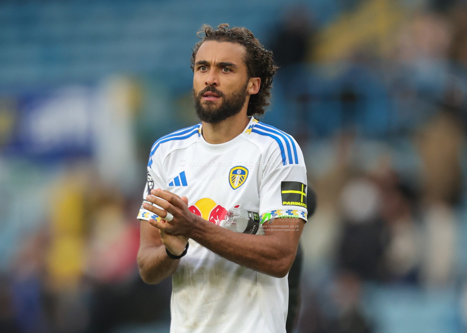 Dominic Calvert-Lewin of Leeds United applauds the fans after the final whistle during the Premier League match Leeds United vs Bournemouth at Elland Road, Leeds, United Kingdom, 27th September 2025

(Photo by Richard Bierton/News Images)