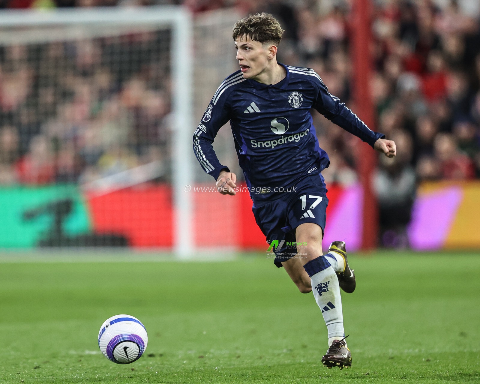 Alejandro Garnacho of Manchester United breaks with the ball during the Premier League match Nottingham Forest vs Manchester United at City Ground, Nottingham, United Kingdom, 1st April 2025

(Photo by Alfie Cosgrove/News Images)