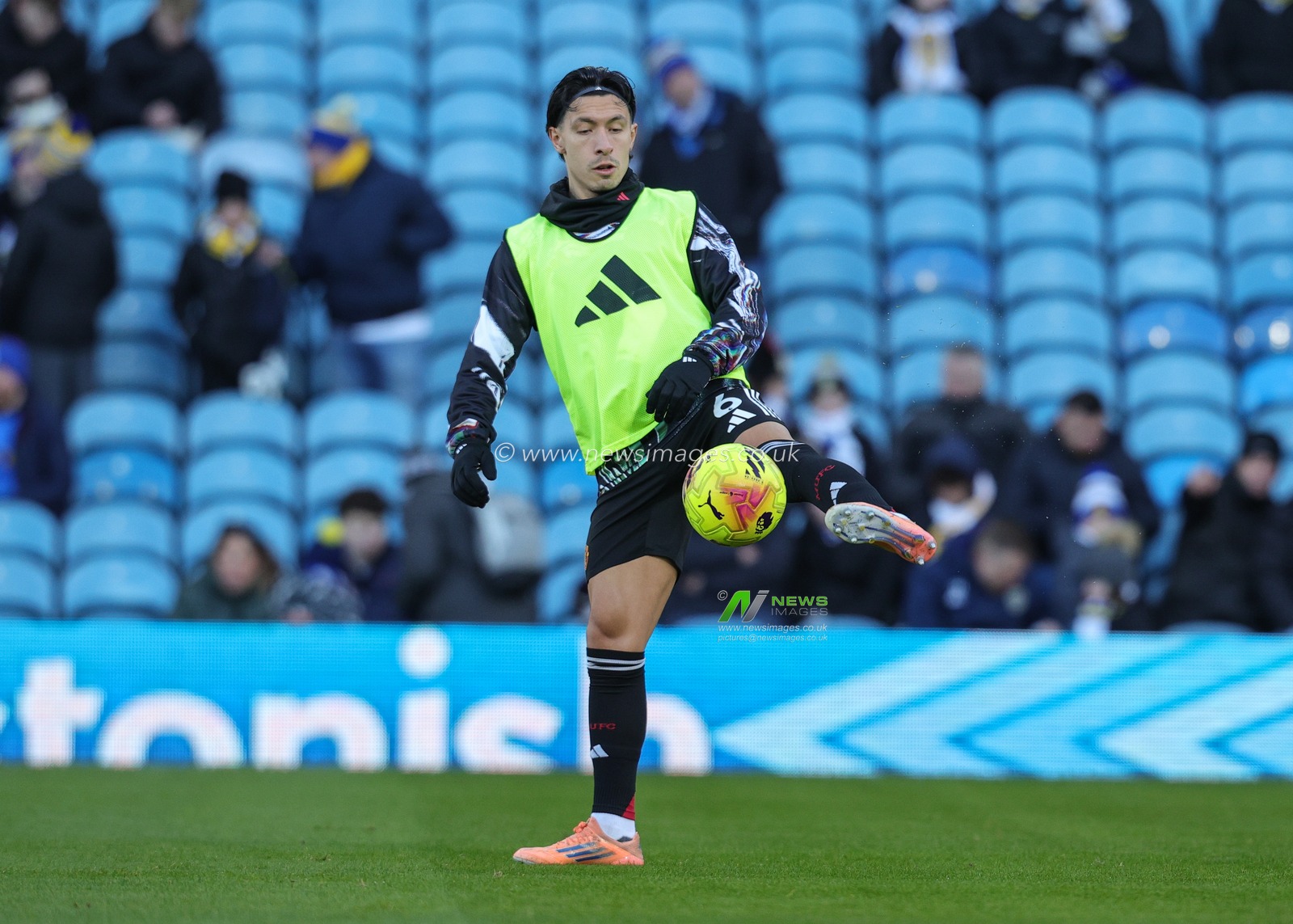 Lisandro Martinez of Manchester United in the pregame warmup session during the Premier League match Leeds United vs Manchester United at Elland Road, Leeds, United Kingdom, 4th January 2026

(Photo by Richard Bierton/News Images)

*** GER AUT SUI OUT ***