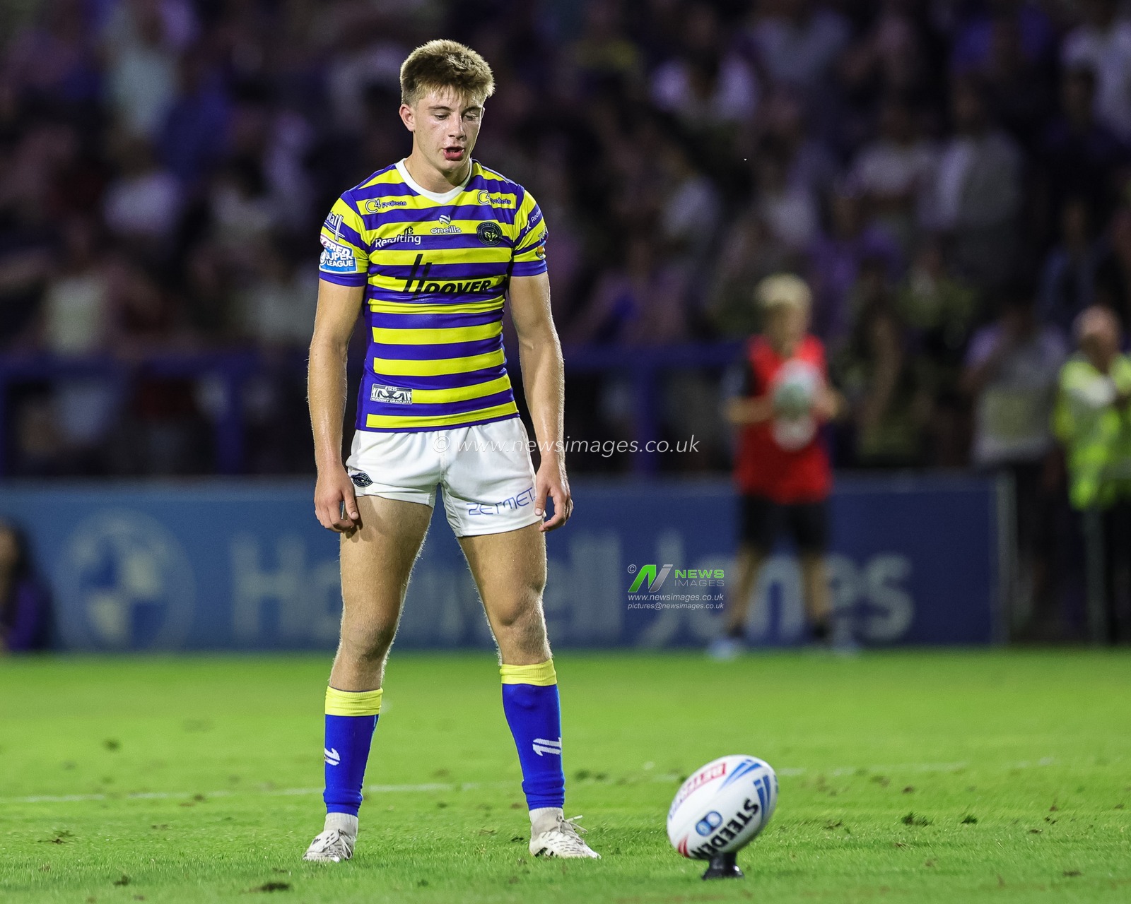 Ewan Irwin of Warrington Wolves lines up a penalty during the Betfred Super League round 23 match Warrington Wolves vs York Knights at The Halliwell Jones Stadium, Warrington, United Kingdom on 13 August 2026

(Photo by Mark Cosgrove/News Images)