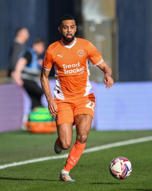 CJ Hamilton of Blackpool makes a break with the ball during the Sky Bet League 1 match Stockport County vs Blackpool at Edgeley Park Stadium, Stockport, United Kingdom, 1st March 2025

(Photo by Craig Thomas/News Images)
