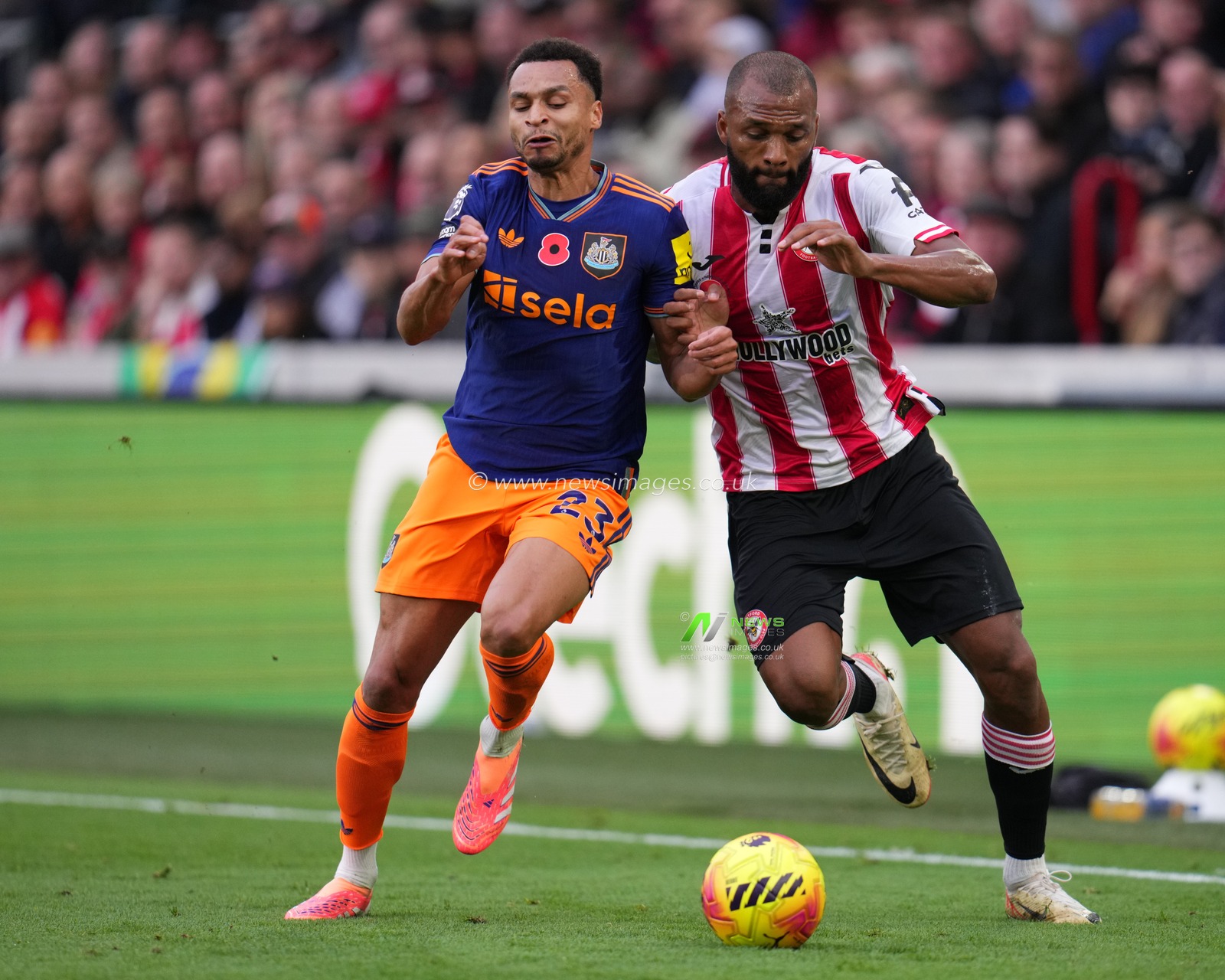Jacob Murphy of Newcastle United and Igor Thiago of Brentford battle for the ball during the Premier League match Brentford vs Newcastle United at The Gtech Community Stadium, London, United Kingdom, 9th November 2025

(Photo by Harvey Murphy/News Images)

*** GER AUT SUI OUT ***
