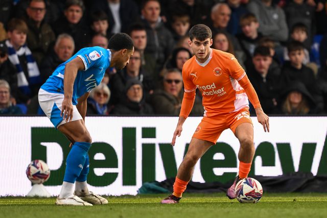 Rob Apter of Blackpool makes a break with the ball during the Sky Bet League 1 match Stockport County vs Blackpool at Edgeley Park Stadium, Stockport, United Kingdom, 1st March 2025

(Photo by Craig Thomas/News Images)