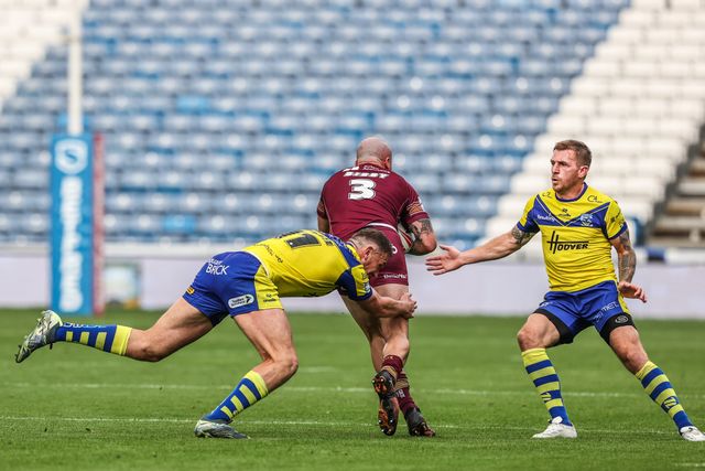 Jake Bibby of Huddersfield Giants is tackled by Ben Currie of Warrington Wolves and Marc Sneyd of Warrington Wolves during the Betfred Super League Round 23 match Huddersfield Giants vs Warrington Wolves at Accu Stadium, Huddersfield, United Kingdom, 24th August 2025

(Photo by Alfie Cosgrove/News Images)