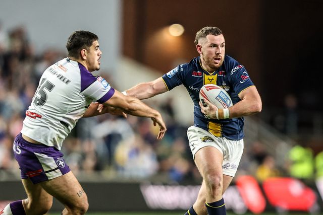 Cameron Smith of Leeds Rhinos evades a tackle from Caleb Hamlin-Uele of Wakefield Trinity during the Betfred Super League round 10 match Leeds Rhinos vs Wakefield Trinity at AMT Headingley Stadium, Leeds, United Kingdom on 01 May 2026

(Photo by Alfie Cosgrove/News Images)