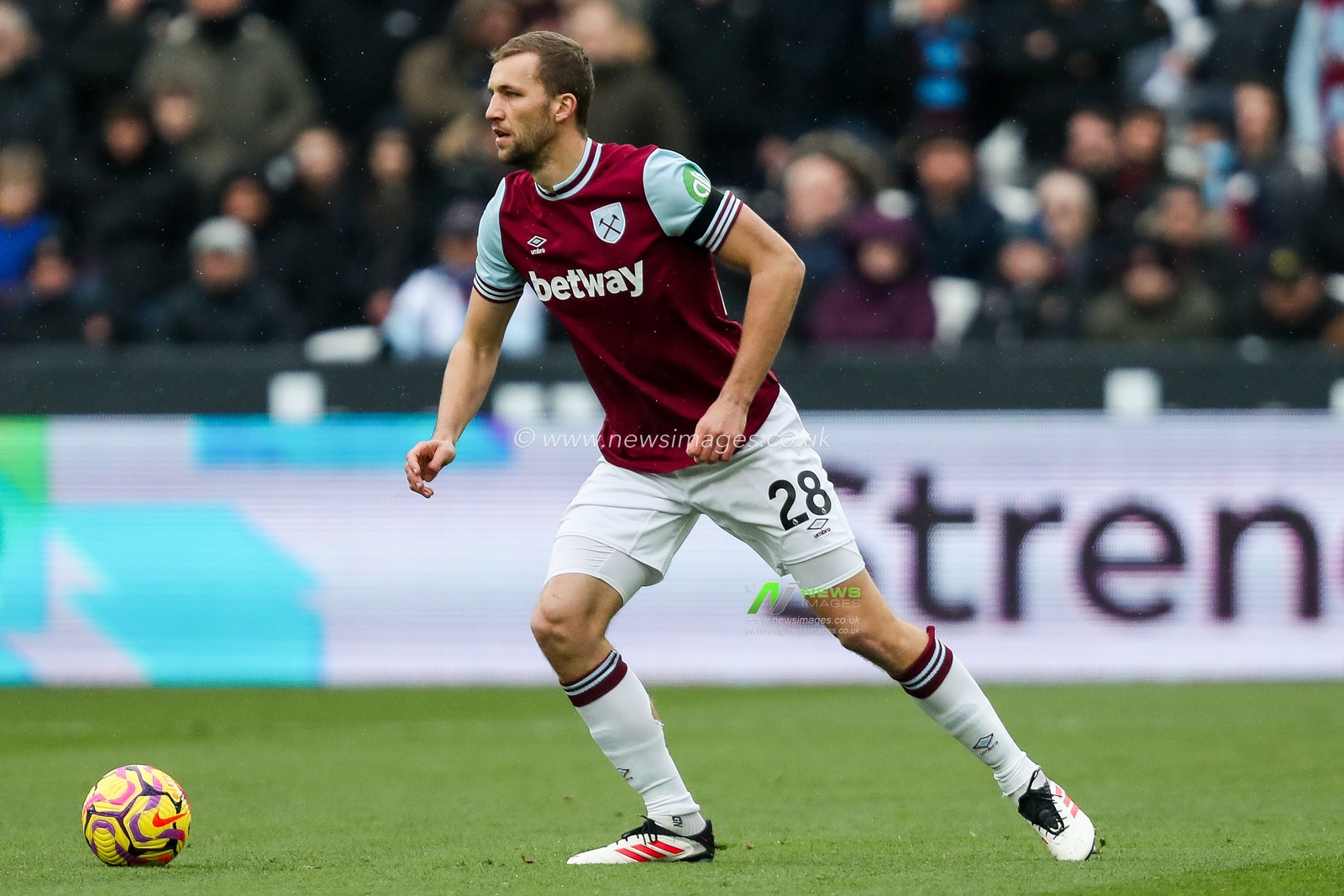 Tomas Soucek of West Ham United runs with the ball during the Premier League match West Ham United vs Brentford at London Stadium, London, United Kingdom, 15th February 2025

(Photo by Izzy Poles/News Images)