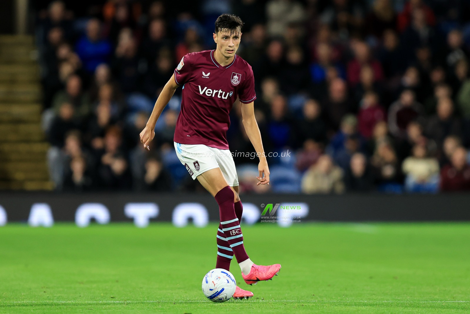 Anel Ahmedhodzic of Burnley with ball at his feet during the Sky Bet Championship match Burnley vs Middlesbrough at Turf Moor, Burnley, United Kingdom on 02 September 2026

(Photo by Jorge Horsted/News Images)