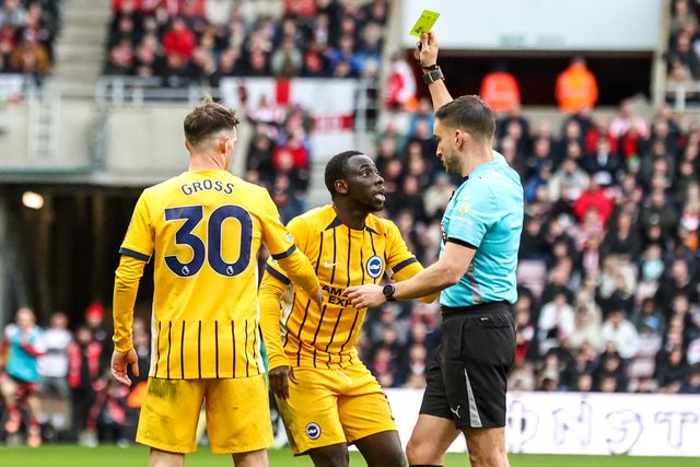 Referee Thomas Kirk gives a yellow card to Yankuba Minteh of Brighton & Hove Albion during the Premier League match Sunderland vs Brighton & Hove Albion at Stadium Of Light, Sunderland, United Kingdom on 14 March 2026

(Photo by Alfie Cosgrove/News Images)