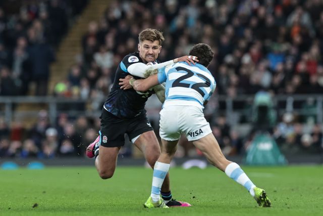 Henry Slade of England is tackled by Agustin Moyano of Argentina during the Quilter Nations Series 2025 match England vs Argentina at Allianz Stadium, Twickenham, United Kingdom, 23rd November 2025

(Photo by Mark Cosgrove/News Images)

*** GER AUT SUI OUT ***