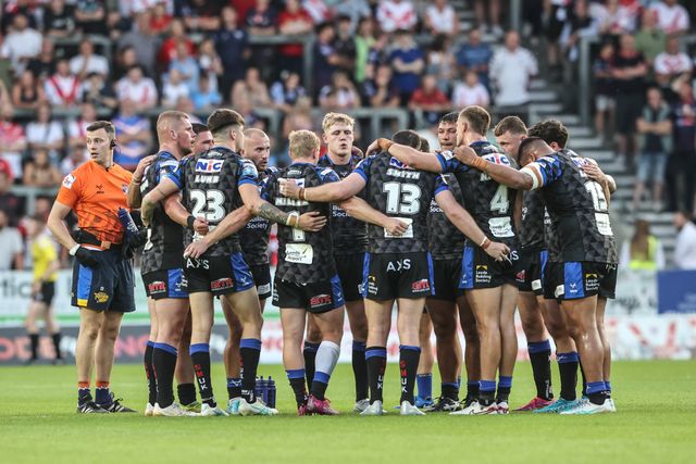 Leeds Rhinos have a team huddle after scoring a try to make it 8-4 during the Betfred Super League round 15 match St Helens vs Leeds Rhinos at Totally Wicked Stadium, St Helens, United Kingdom, 20th June 2025

(Photo by Alfie Cosgrove/News Images)