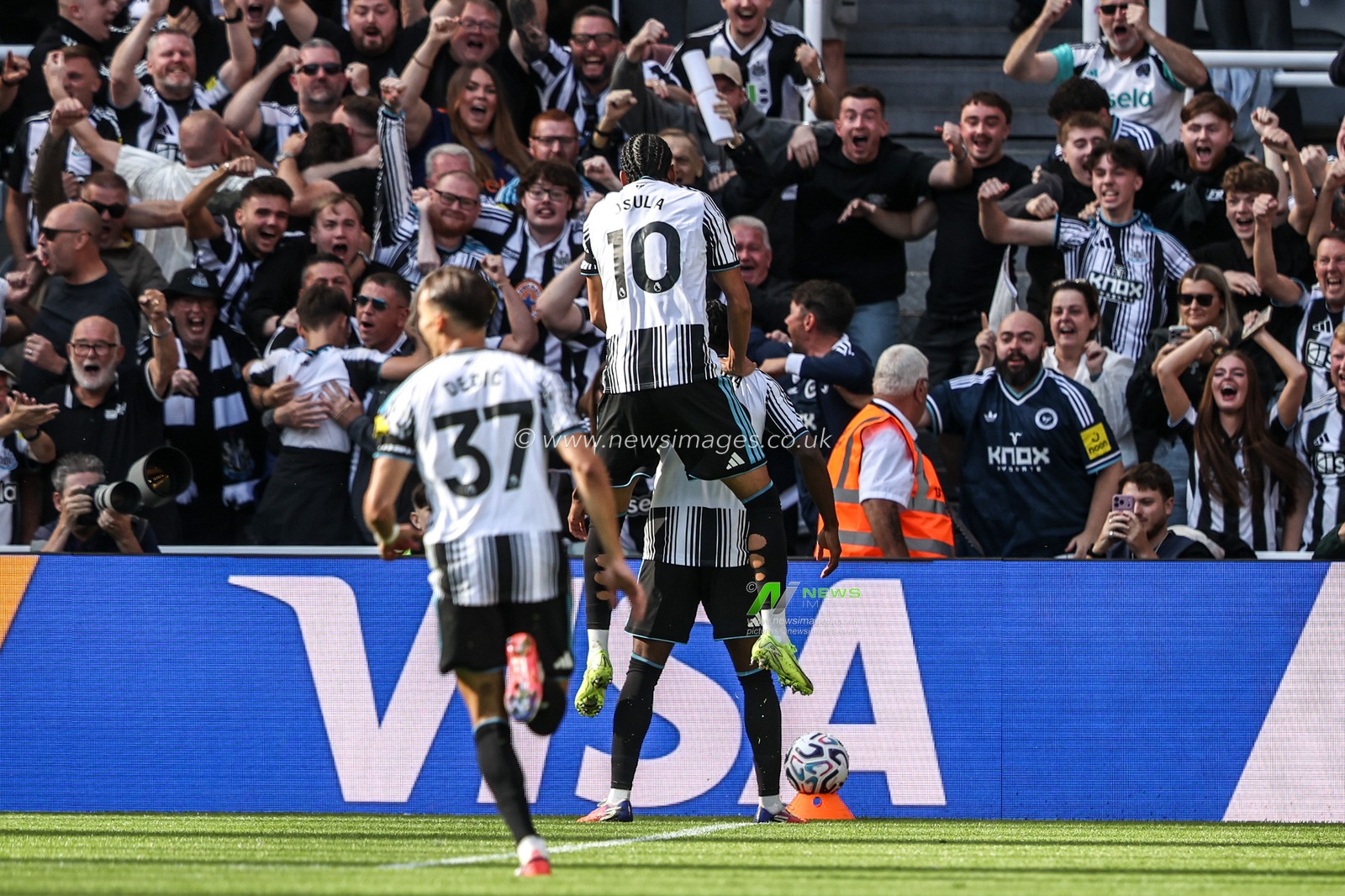 Anthony Elanga of Newcastle United celebrates his goal to make it 1-0 during the Premier League match Newcastle Untied vs Liverpool at St. James's Park, Newcastle, United Kingdom on 23 August 2026

(Photo by Alfie Cosgrove/News Images)