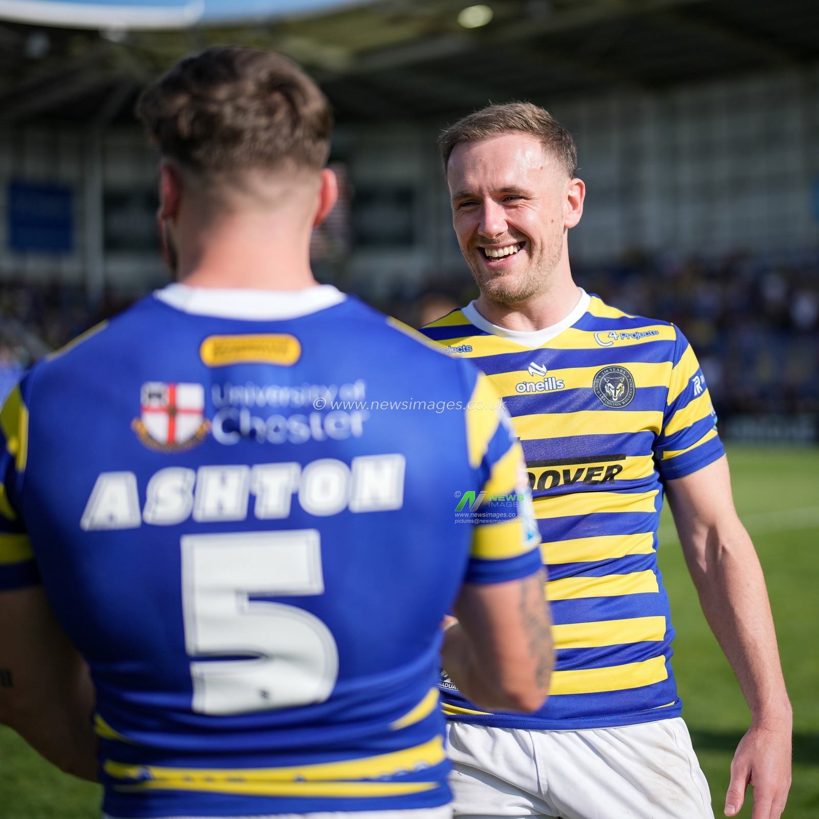 Warrington players applaud he fans and celebrate the team win at full time during the Betfred Super League round 24 match Warrington Wolves vs Huddersfield Giants at The Halliwell Jones Stadium, Warrington, United Kingdom on 23 August 2026

(Photo by Maynard Manyowa/News Images)