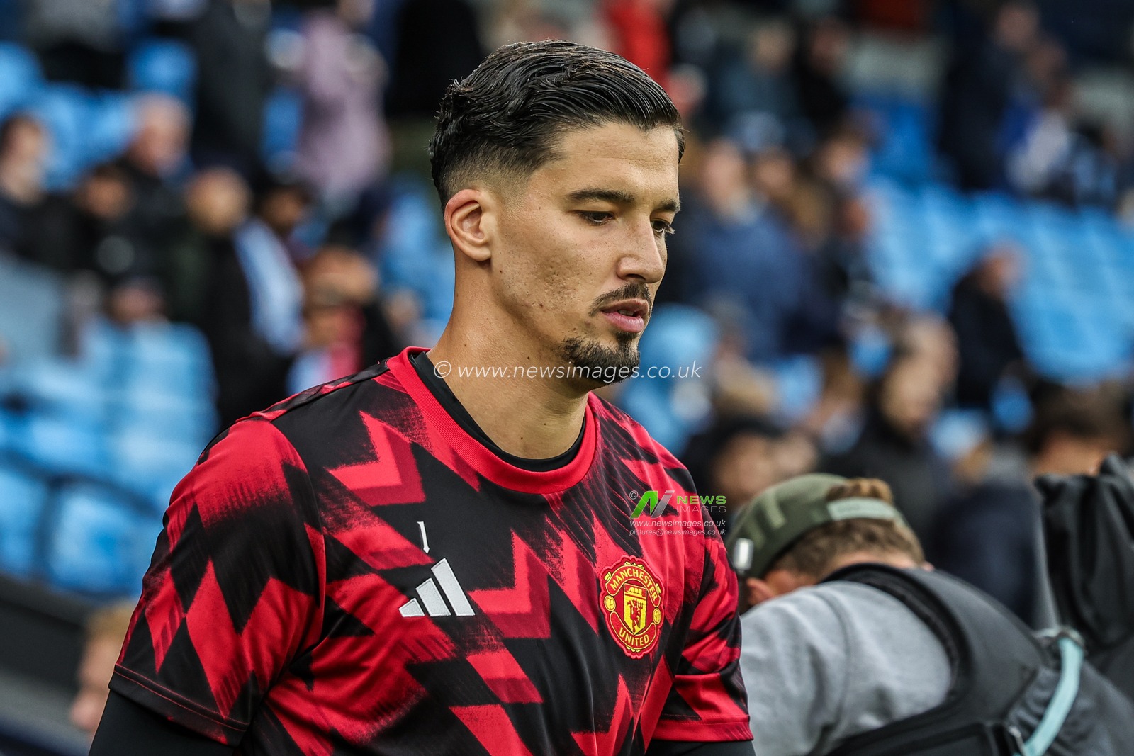 Altay Bayındır of Manchester United in the pregame warmup session during the Premier League match Manchester City vs Manchester United at Etihad Stadium, Manchester, United Kingdom, 14th September 2025

(Photo by Mark Cosgrove/News Images)