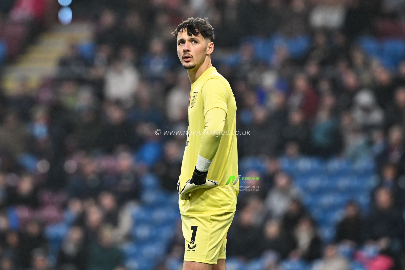 James Trafford of Burnley during the Sky Bet Championship match Burnley vs Swansea City at Turf Moor, Burnley, United Kingdom, 10th November 2024

(Photo by Cody Froggatt/News Images)