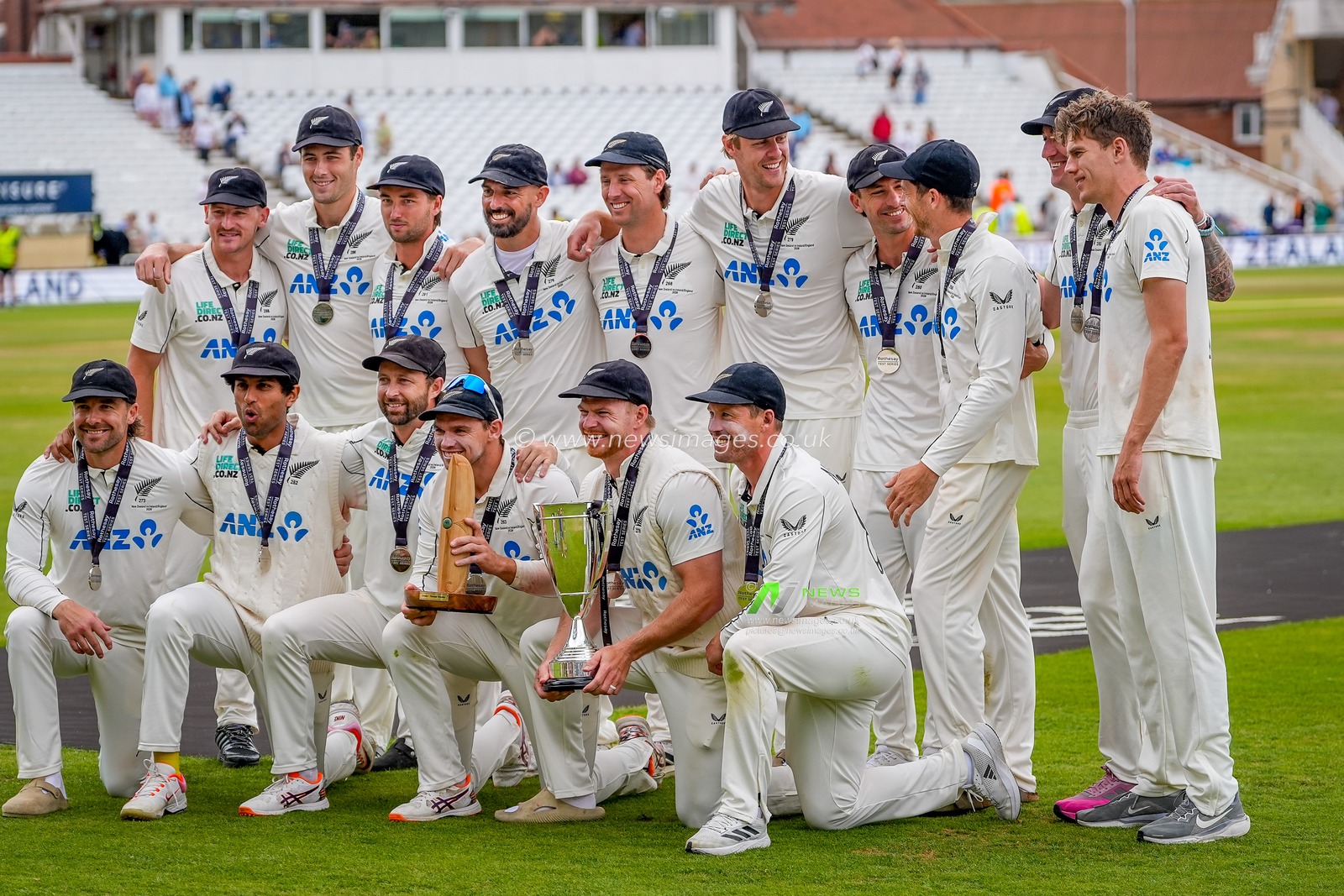 New Zealand captain Tom Latham and the New Zealand players lift the Trophy after winning the series 1-2 during the 3rd Rothesay Test Match Day 5 match England vs New Zealand at Trent Bridge, Nottingham, United Kingdom on 29 June 2026

(Photo by Maynard Manyowa/News Images)