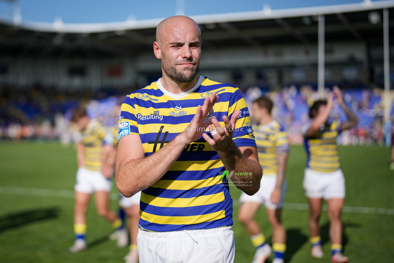 Warrington players applaud he fans and celebrate the team win at full time during the Betfred Super League round 24 match Warrington Wolves vs Huddersfield Giants at The Halliwell Jones Stadium, Warrington, United Kingdom on 23 August 2026

(Photo by Maynard Manyowa/News Images)