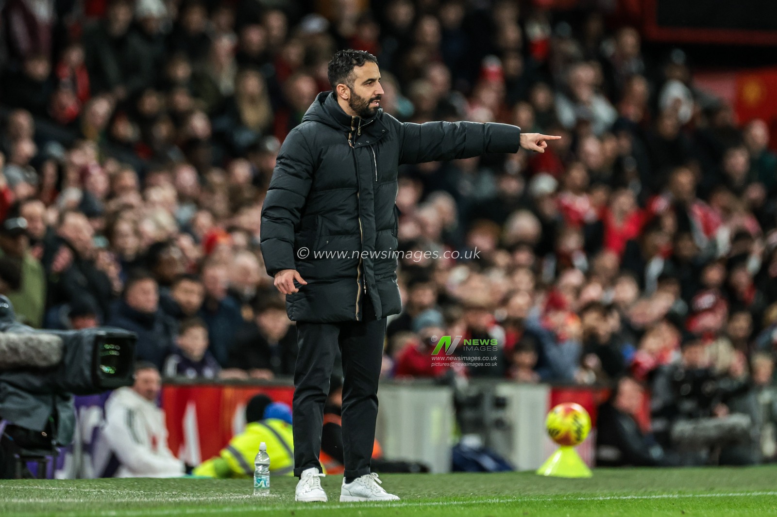 Ruben Amorim manager of Manchester United gives his team instructions during the Premier League match Manchester United vs Bournemouth at Old Trafford, Manchester, United Kingdom, 15th December 2025

(Photo by Mark Cosgrove/News Images)

*** GER AUT SUI OUT ***