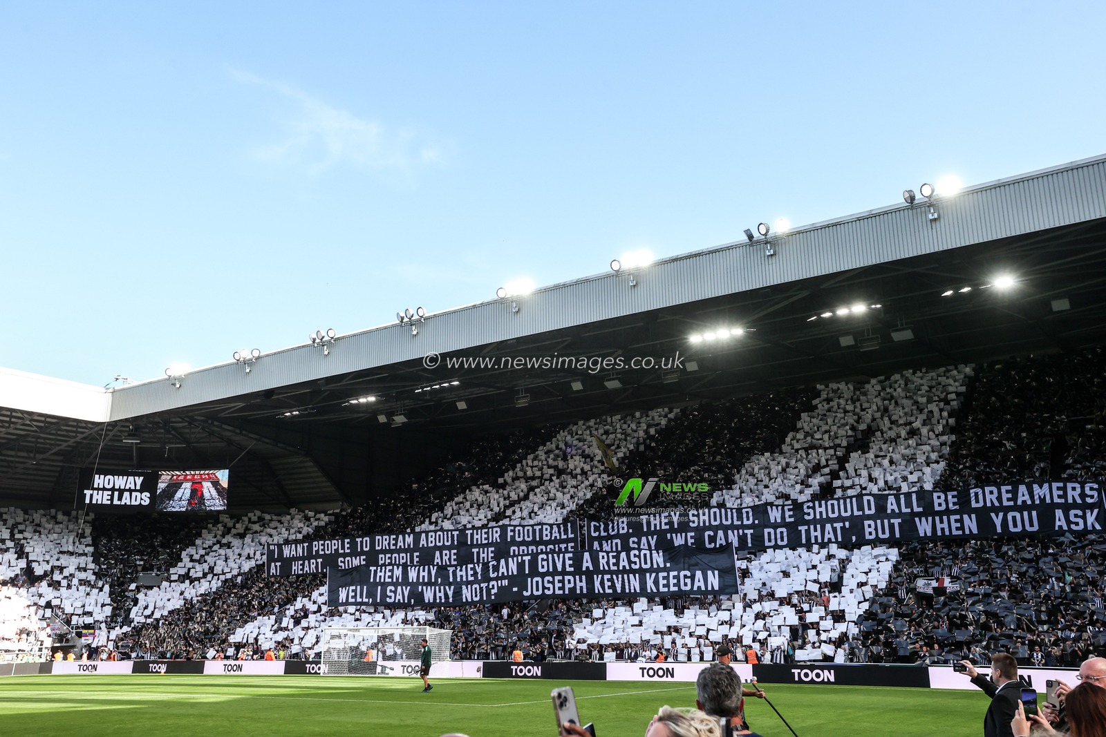 Newcastle United’s Kevin Keegan display in memory of his life during the Premier League match Newcastle Untied vs Liverpool at St. James's Park, Newcastle, United Kingdom on 23 August 2026

(Photo by Alfie Cosgrove/News Images)