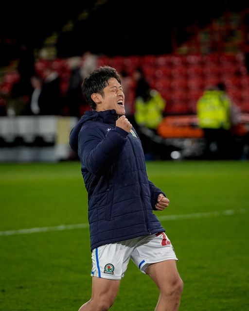 Yuki Ohashi of Blackburn Rovers applauds the fans after the final whistle  during the Sky Bet Championship match Sheffield United vs Blackburn Rovers at Bramall Lane, Sheffield, United Kingdom on 22 April 2026

(Photo by Maynard Manyowa/News Images)