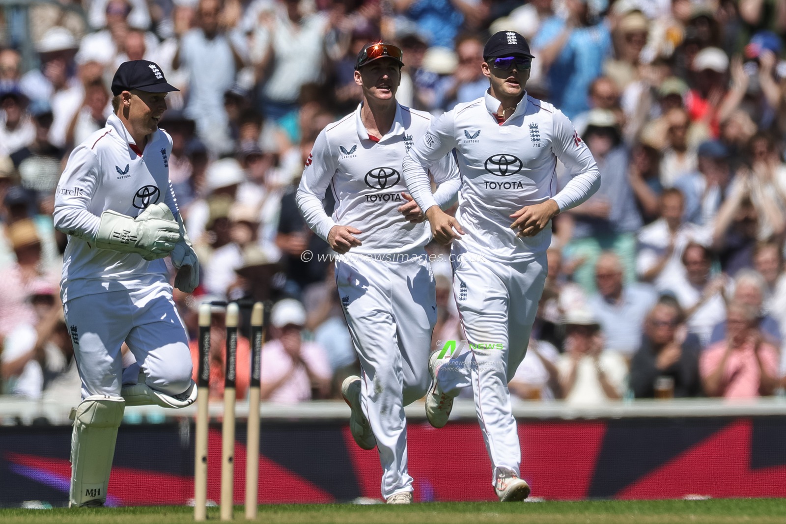 Jacob Bethell of England celebrates catching out New Zealand captain Tom Latham during the 2nd Rothesay Test Match Day 1 match England vs New Zealand at The Kia Oval, London, United Kingdom on 17 June 2026

(Photo by Mark Cosgrove/News Images)