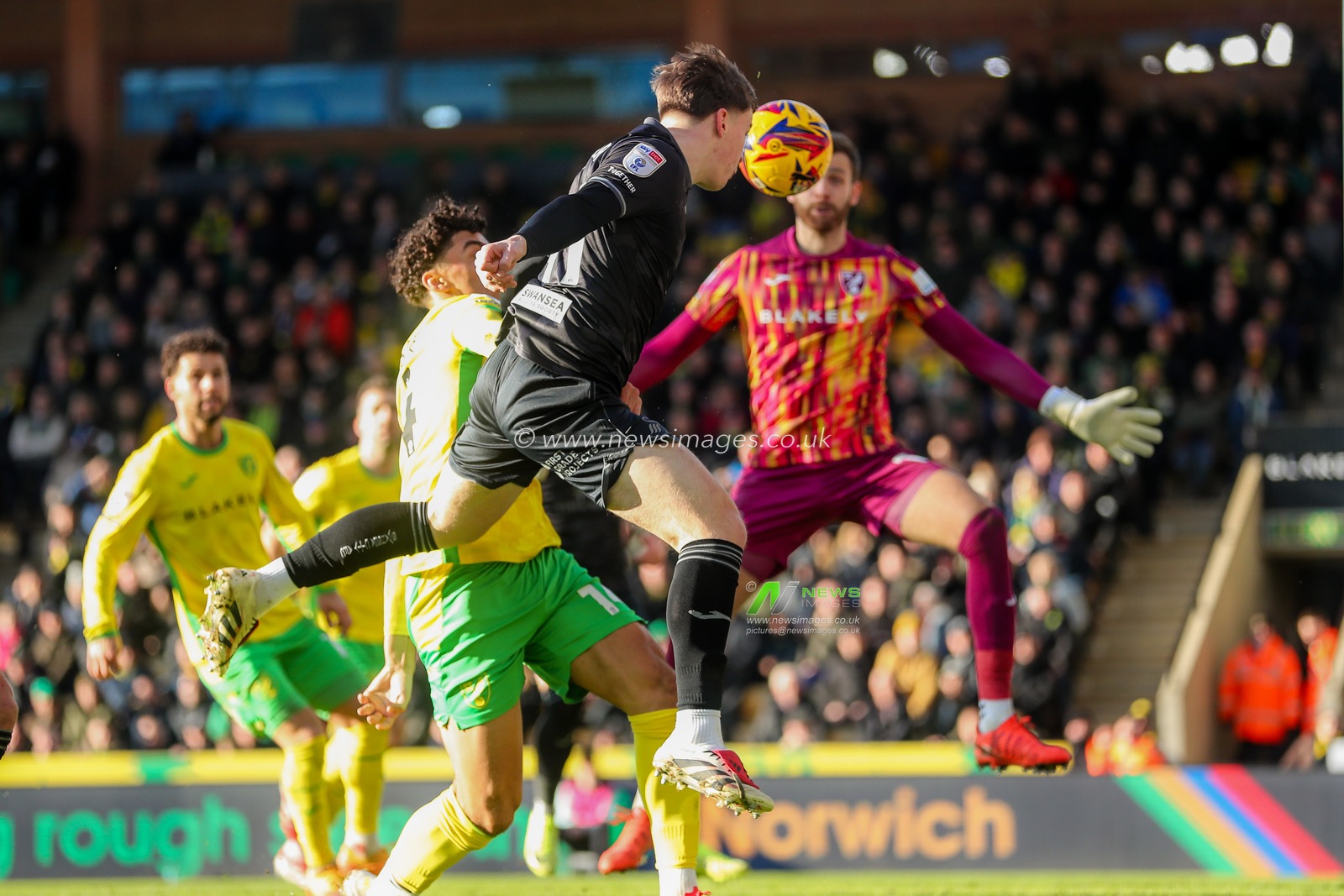 Sam Parker of Swansea City AFC heads the ball during the Sky Bet Championship match Norwich City vs Swansea City at Carrow Road, Norwich, United Kingdom, 25th January 2025

(Photo by Izzy Poles/News Images)