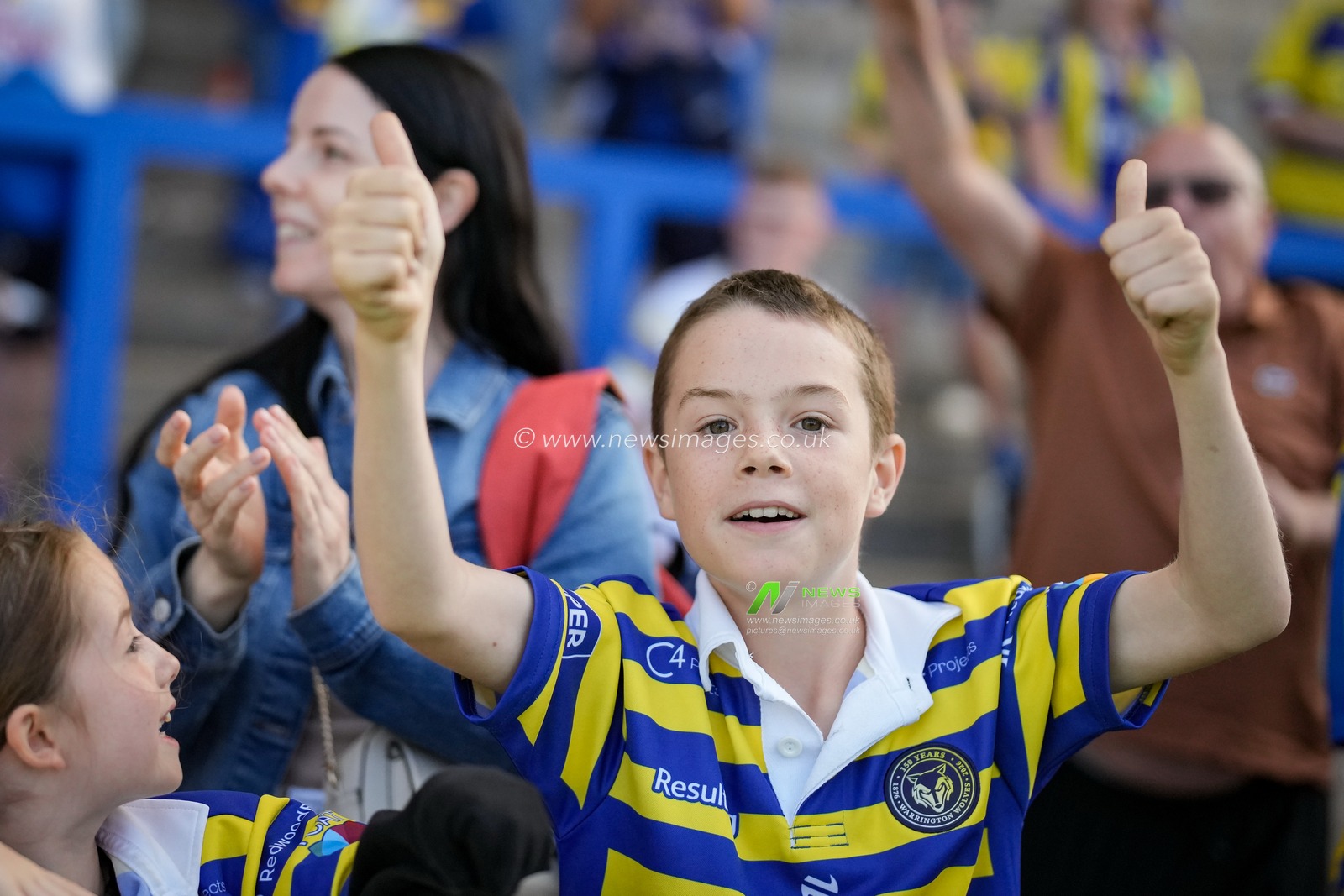 Warrington players applaud he fans and celebrate the team win at full time during the Betfred Super League round 24 match Warrington Wolves vs Huddersfield Giants at The Halliwell Jones Stadium, Warrington, United Kingdom on 23 August 2026

(Photo by Maynard Manyowa/News Images)