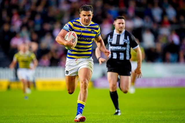 Josh Smith of Warrington Wolves runs the length of the field to score his try during the Betfred Super League round 14 match St Helens vs Warrington Wolves at The BrewDog Stadium, St Helens, United Kingdom on 11 June 2026

(Photo by Maynard Manyowa/News Images)