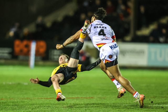 Tom Weaver of Castleford Tigers is fouled by Waqa Blake of Bradford Bulls during the Betfred Super League round 6 match Castleford Tigers vs Bradford Bulls at OneBore Stadium, Castleford, Untied Kingdom on 26 March 2026

(Photo by Alfie Cosgrove/News Images)
