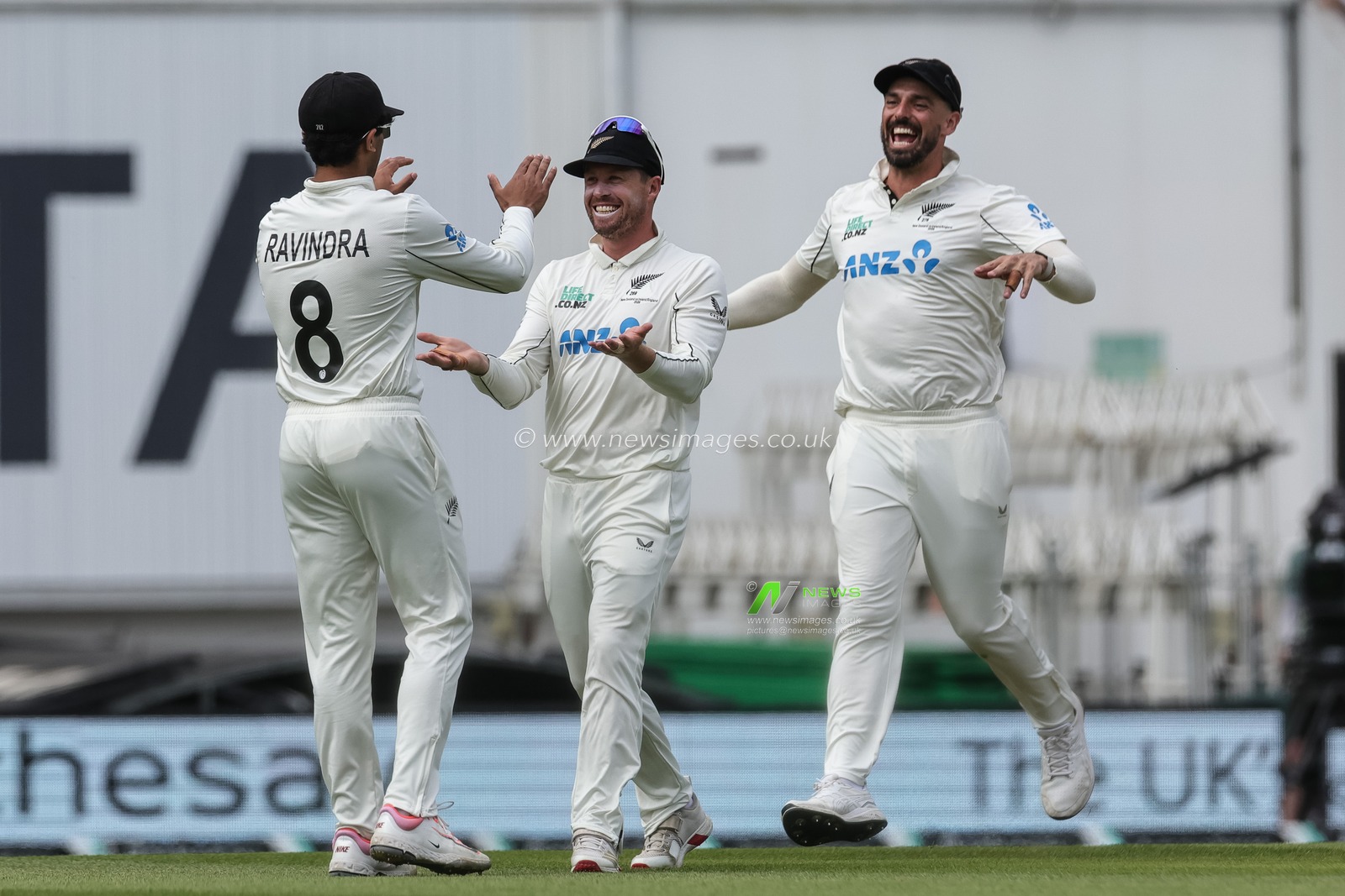 Rachin Ravindra of New Zealand celebrates catching out Emilio Gay of England with teammates during the 2nd Rothesay Test Match Day 4 match England vs New Zealand at The Kia Oval, London, United Kingdom on 20 June 2026

(Photo by Mark Cosgrove/News Images)