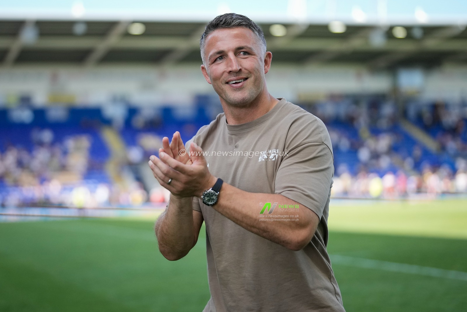 Waarington manager Sam Burgess applauds the fans at full time during the Betfred Super League round 24 match Warrington Wolves vs Huddersfield Giants at The Halliwell Jones Stadium, Warrington, United Kingdom on 23 August 2026

(Photo by Maynard Manyowa/News Images)