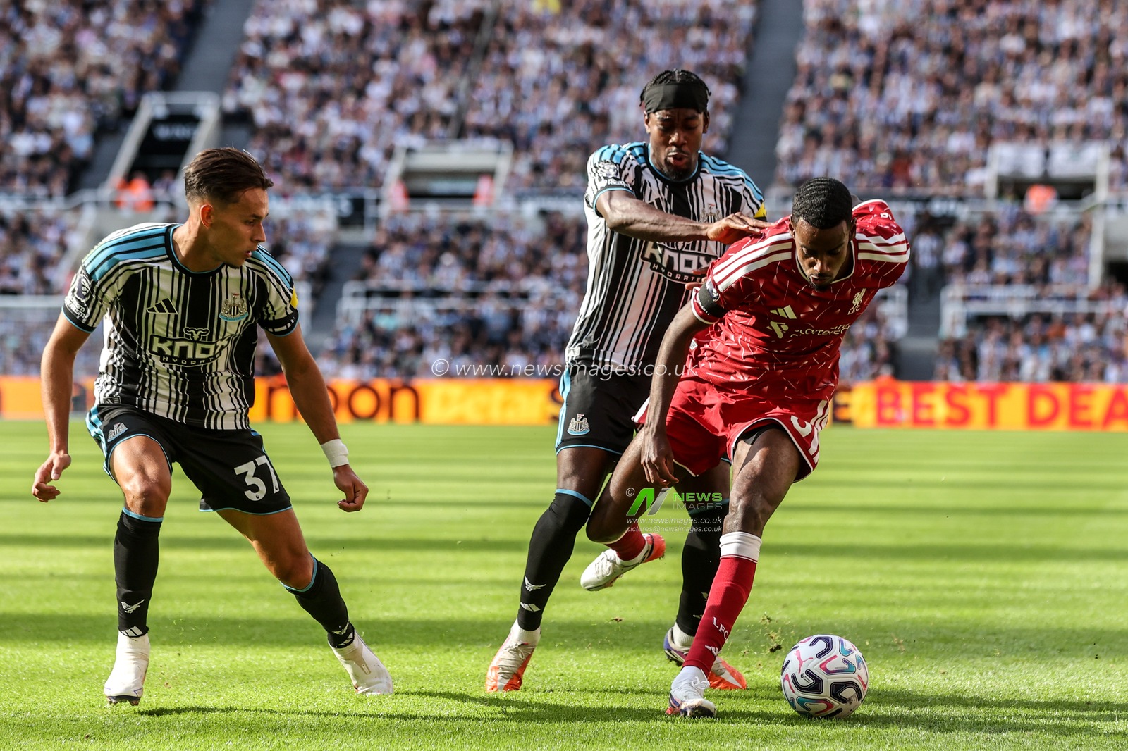 Alexander Isak of Liverpool holds off Anthony Elanga of Newcastle United during the Premier League match Newcastle Untied vs Liverpool at St. James's Park, Newcastle, United Kingdom on 23 August 2026

(Photo by Alfie Cosgrove/News Images)