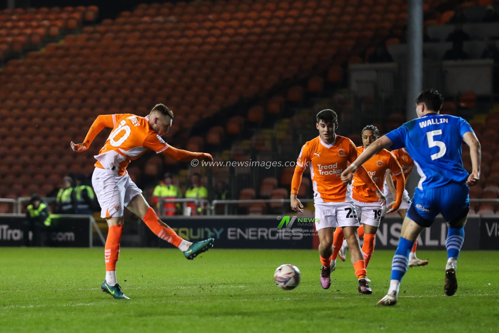 Sonny Carey of Blackpool has a shot at goal during the Sky Bet League 1 match Blackpool vs Peterborough United at Bloomfield Road, Blackpool, United Kingdom, 4th March 2025

(Photo by Gareth Evans/News Images)
