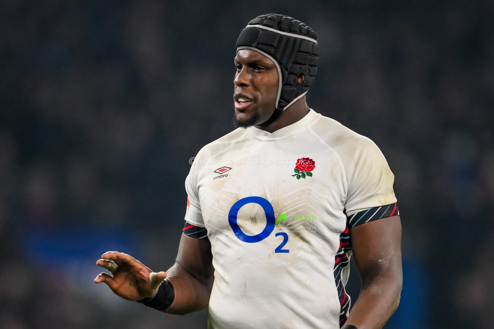 Maro Itoje of England gives his team instructions during the 2025 Guinness 6 Nations match England vs France at Allianz Stadium,, Twickenham, United Kingdom, 8th February 2025

(Photo by Craig Thomas/News Images)