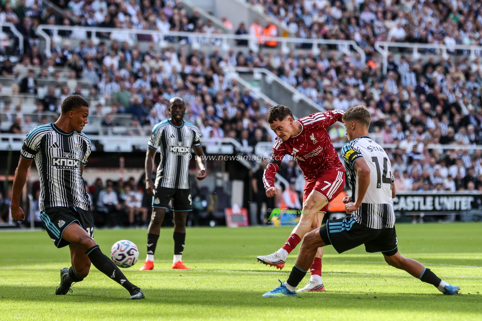 Florian Wirtz of Liverpool takes a shot on goal during the Premier League match Newcastle Untied vs Liverpool at St. James's Park, Newcastle, United Kingdom on 23 August 2026

(Photo by Alfie Cosgrove/News Images)