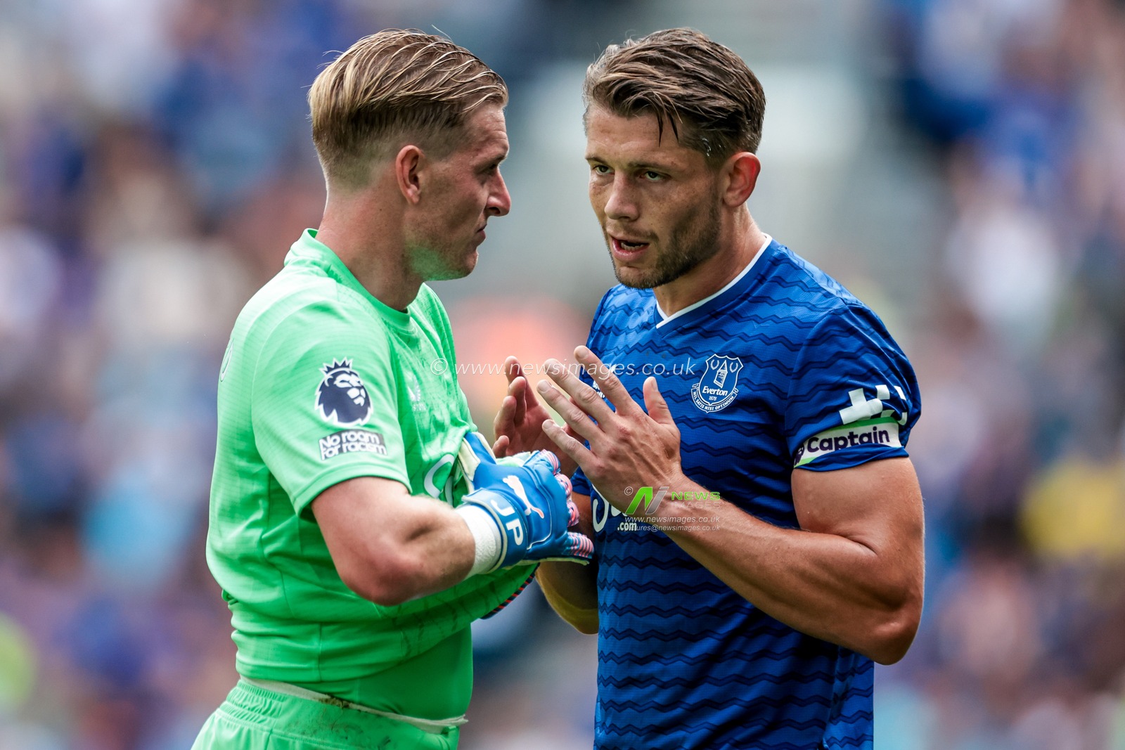 Jordan Pickford speaks to James Tarkowski of Everton during the Premier League match Everton vs Brighton and Hove Albion at Hill Dickinson Stadium, Liverpool, United Kingdom, 24th August 2025

(Photo by Mark Cosgrove/News Images)