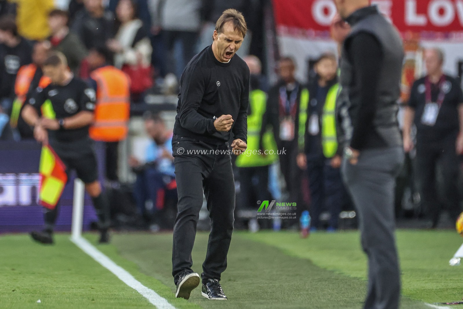 Julen Lopetegui manager of West Ham United celebrates the 2-1 win during the Premier League match West Ham United vs Manchester United at London Stadium, London, United Kingdom, 27th October 2024

(Photo by Mark Cosgrove/News Images)