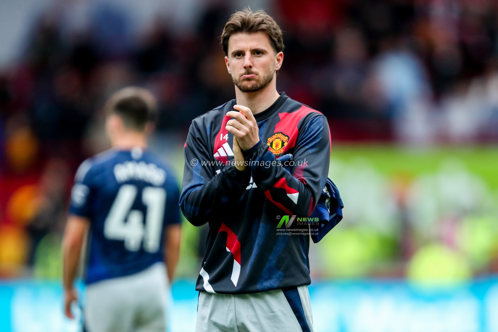 Mason Mount of Manchester United acknowledges the fans after the teams defeat following the Premier League match Brentford vs Manchester United at The Gtech Community Stadium, London, United Kingdom, 4th May 2025

(Photo by Izzy Poles/News Images)