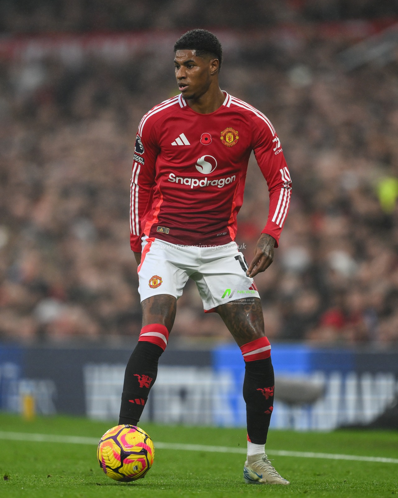 Marcus Rashford of Manchester United makes a break with the ball during the Premier League match Manchester United vs Leicester City at Old Trafford, Manchester, United Kingdom, 10th November 2024

(Photo by Craig Thomas/News Images)