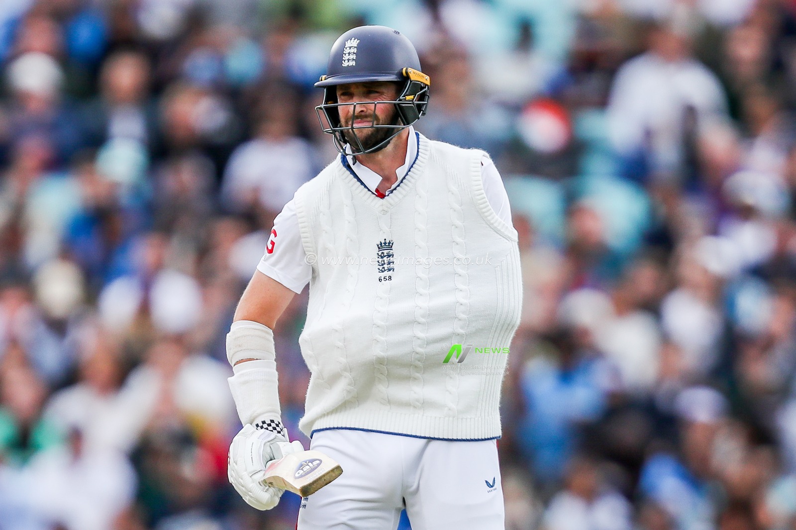 Chris Woakes of England takes to the field to bat with one arm injured during the 5th Rothesay Test Match day 5 England v India at The Kia Oval, London, United Kingdom, 4th August 2025

(Photo by Izzy Poles/News Images)