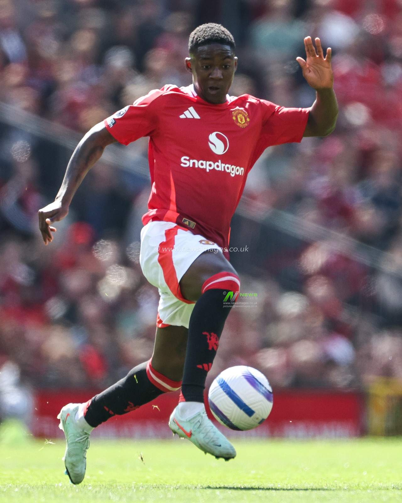 Kobbie Mainoo of Manchester United in action during the Premier League match Manchester United vs Wolverhampton Wanderers at Old Trafford, Manchester, United Kingdom, 20th April 2025

(Photo by Mark Cosgrove/News Images)