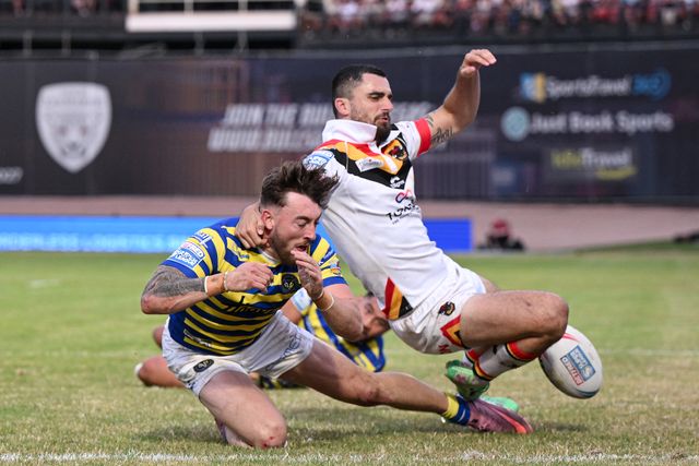Matty Ashton of Warrington Wolves is challenged by Caleb Aekins of Bradford Bulls during the Betfred Super League round 22 match Bradford Bulls vs Warrington Wolves at Odsal Stadium, Bradford, United Kingdom on 08 August 2026

(Photo by Ben Roberts/News Images)