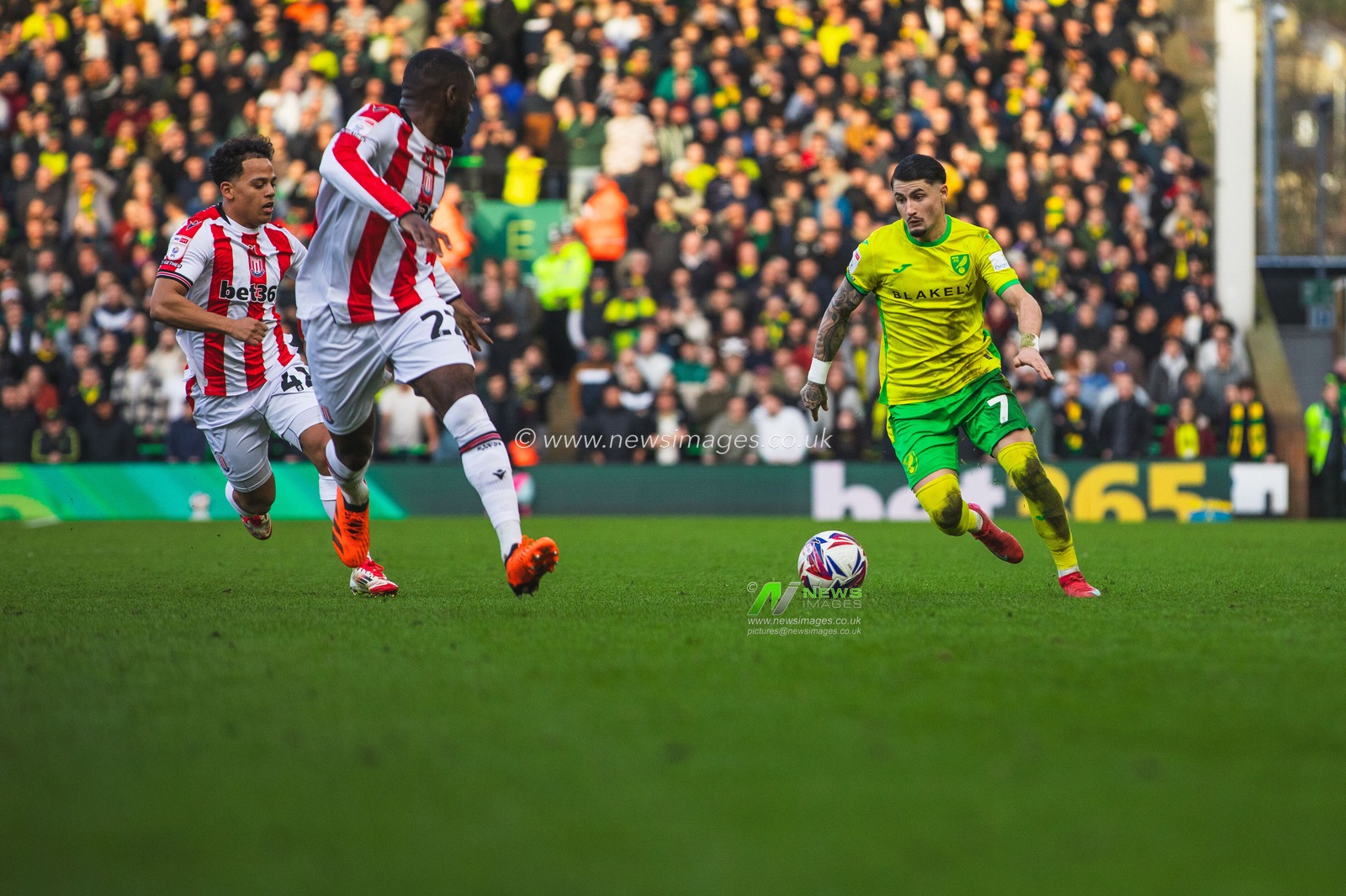 Borja Sainz of Norwich City dribbles the ball up the pitch during the Sky Bet Championship match Norwich City vs Stoke City at Carrow Road, Norwich, United Kingdom, 22nd February 2025

(Photo by Craig Evans/News Images)