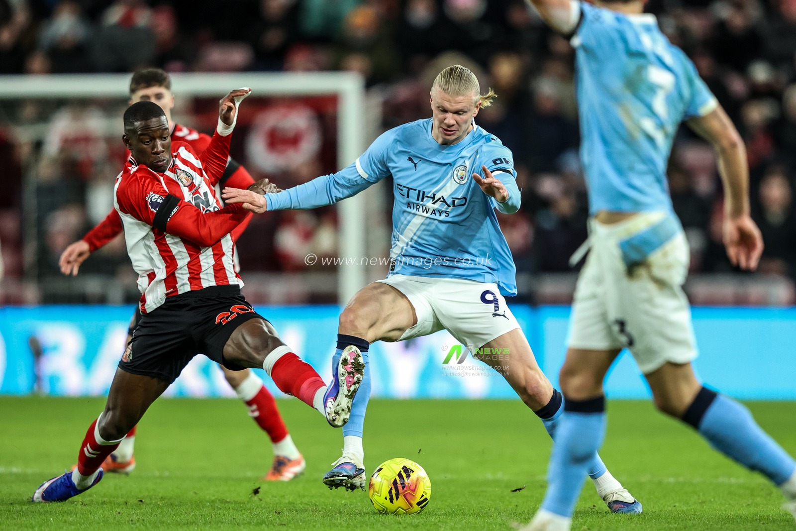 Nordi Mukiele of Sunderland dispossesses Erling Haland of Manchester City during the Premier League match Sunderland vs Manchester City at Stadium Of Light, Sunderland, United Kingdom, 1st January 2026

(Photo by Alfie Cosgrove/News Images)

*** GER AUT SUI OUT ***