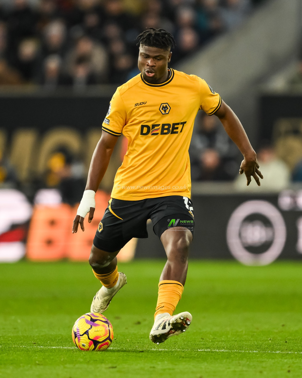 Emmanuel Agbadou of Wolverhampton Wanderers in action the ball during the Premier League match Wolverhampton Wanderers vs Arsenal at Molineux, Wolverhampton, United Kingdom, 25th January 2025

(Photo by Craig Thomas/News Images)