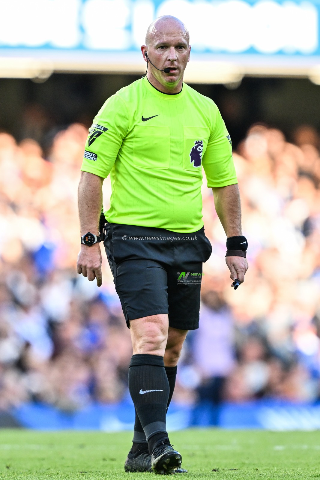 Referee Simon Hooper during the Premier League match Chelsea vs Newcastle United at Stamford Bridge, London, United Kingdom, 27th October 2024

(Photo by Cody Froggatt/News Images)