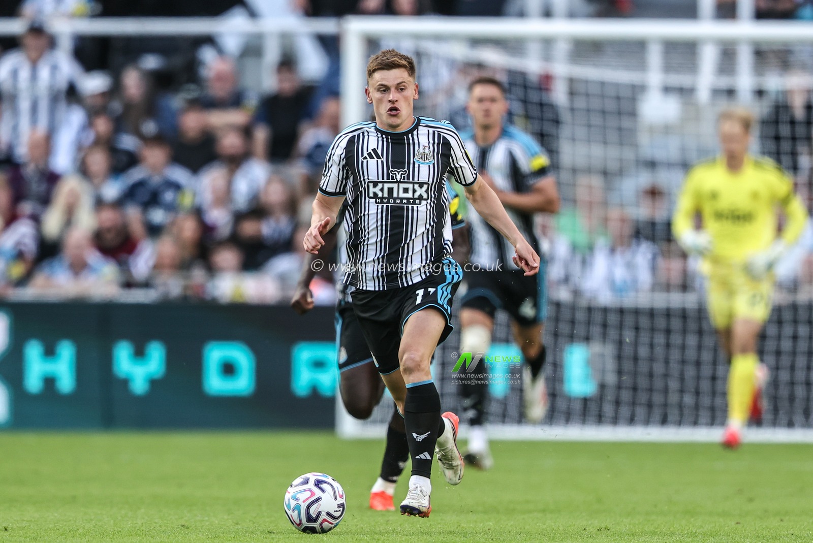 Harvey Barnes of Newcastle United breaks with the ball during the Premier League match Newcastle Untied vs Liverpool at St. James's Park, Newcastle, United Kingdom on 23 August 2026

(Photo by Alfie Cosgrove/News Images)