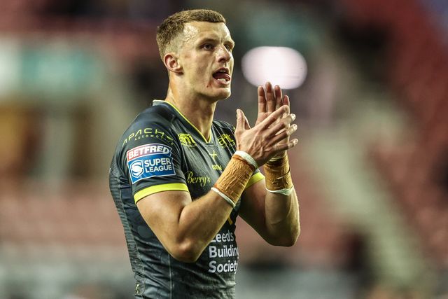 Ash Handley of Leeds Rhinos applauds the fans after the game during the Betfred Super League round 11 match Wigan Warriors vs Leeds Rhinos at The Brick Community Stadium, Wigan, United Kingdom on 15 May 2026

(Photo by Alfie Cosgrove/News Images)