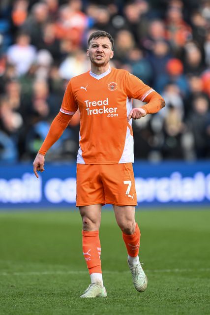 Lee Evans of Blackpool gives his team instructions during the Sky Bet League 1 match Stockport County vs Blackpool at Edgeley Park Stadium, Stockport, United Kingdom, 1st March 2025

(Photo by Craig Thomas/News Images)
